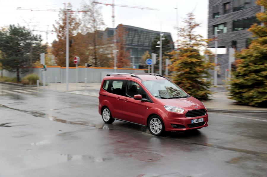  Ford Tourneo Courier (Race Red) 2014 года  (фото 16 из 27)
